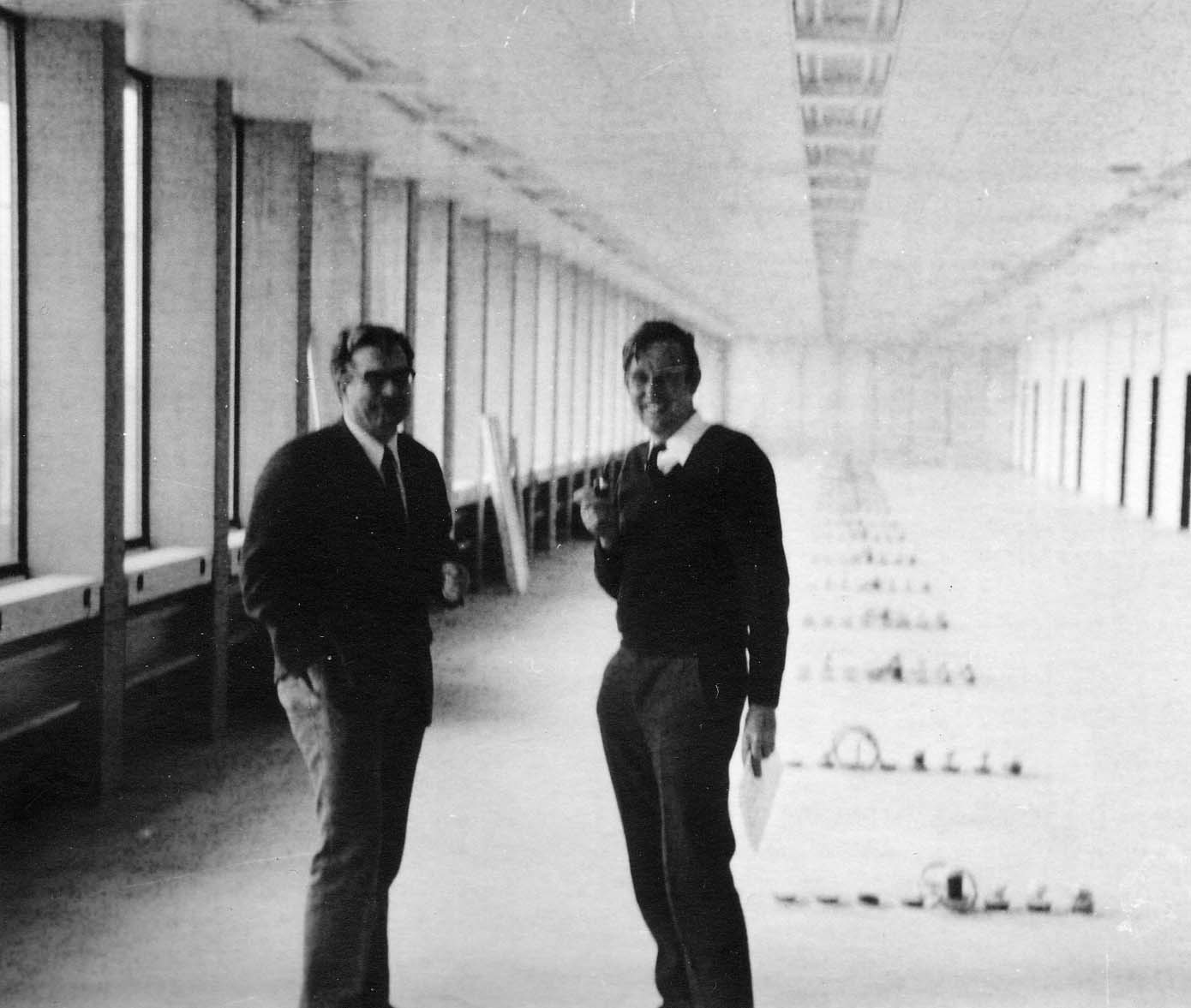 Zwei neu berufene Professoren (Gerhard Schwarz und J&uuml;rgen Engel) an der St&auml;tte ihres zuk&uuml;nftigen Wirkens im 6. Stock (Abteilung Biophysikalische Chemie). Die Holzw&auml;nde zwischen den Laboratorien sind noch nicht eingezogen.