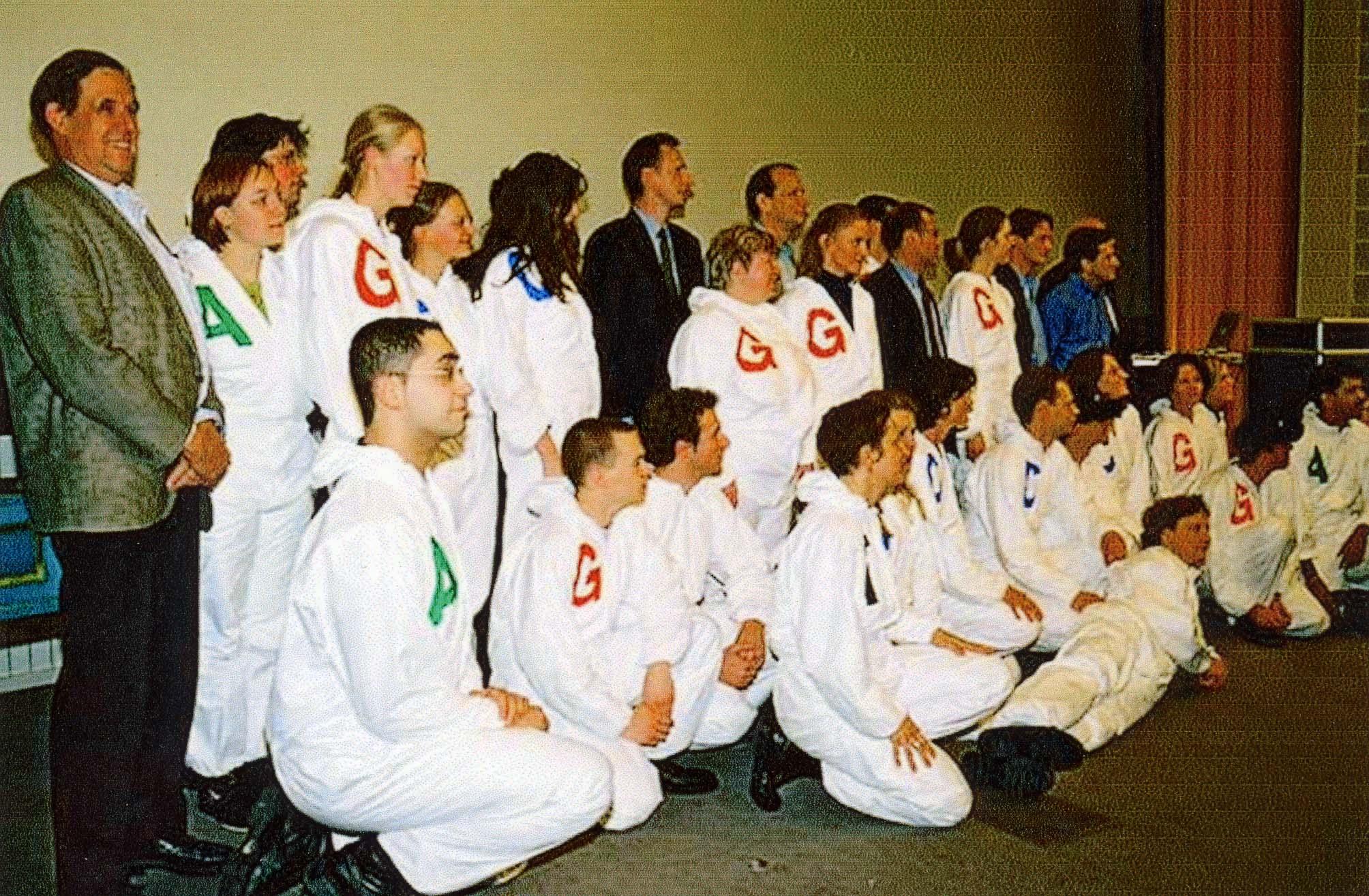 Die Darsteller im St&uuml;ck "Die Maus, die Fliege und der Mensch" am 13. Dezember 2001 (30. Geburtstags des Biozentrums) waren Studenten, technische Mitarbeiter und Professoren.