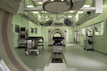 Multifunktionaler Bildgestützter Interventionsraum (MBI) mit Angiographieanlage (Vordergrund), fahrba-rem OP-Tisch und modernem 10-Zeilen CT (Hintergrund), Universitätsspital Basel Oktober 2006